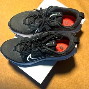 Nike Air Max black & white tennis shoes.